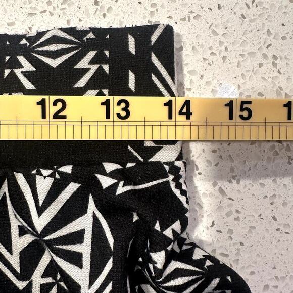 Charlotte Russe Skirt Women’s Medium Y2K Black White Geometric Flare Mini - Picture 5 of 6